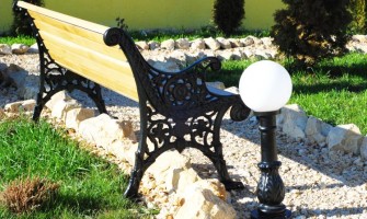 Ösvényvilágítás állólámpákkal